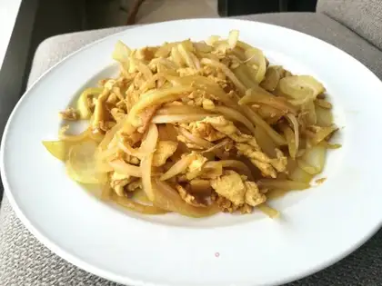 Onion fried eggs
