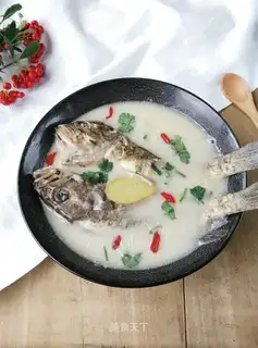 White and black fish soup
