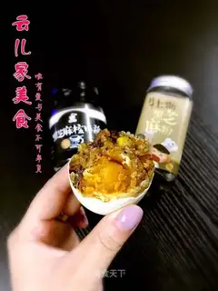 A duck egg pours rice
