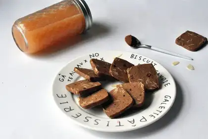 Caramel cocoa crackers
