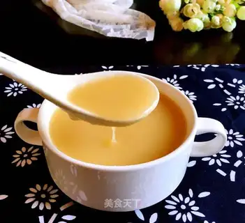 The baby eats apple rice
