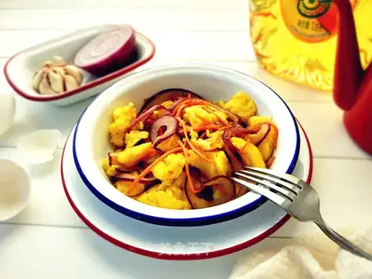 Onion fried eggs