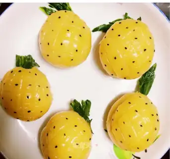 Pineapple bun with fruit pie