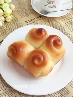♪ On the bottom of the honey bread ♪
