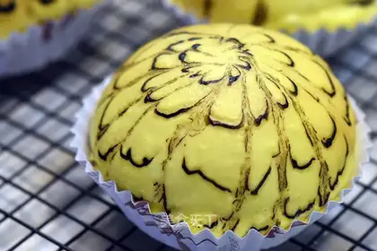 Peacock rolls bread