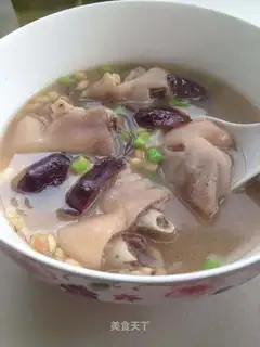 Clean up the pig hoof soy soup