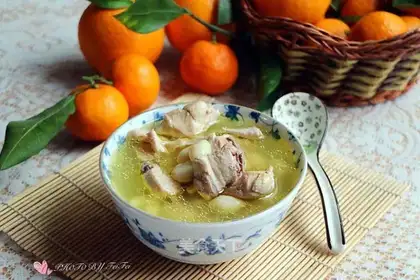 Chicken soup with white fruit