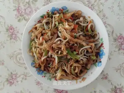 Elbow, green bean sprouts