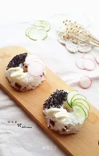 Cranberry sushi ring