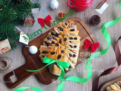 Christmas tree bean bread
