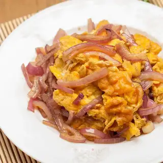 Onion fried eggs
