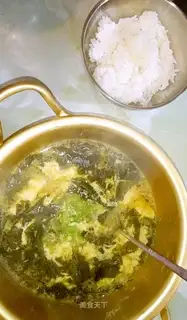 Eggs and seaweed soup