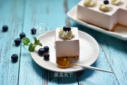 Blueberry yogurt mousse cake