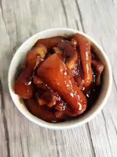 Red burning of pigs' feet