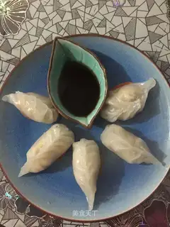 Three crystal shrimp dumplings