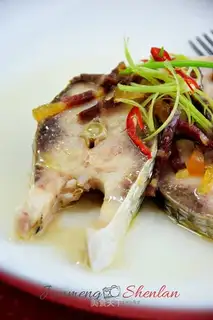 Pick up the steamed fish