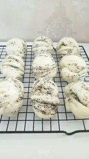 Black sesame roll