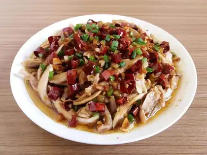 The fragrance hand tore the chicken