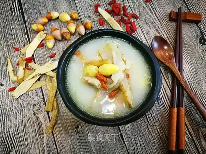 A white pig's belly chicken