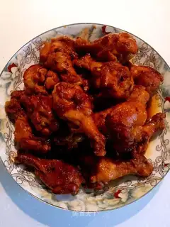 Red-burned chicken legs