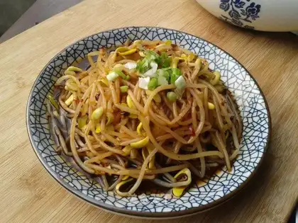 Cold bean sprouts