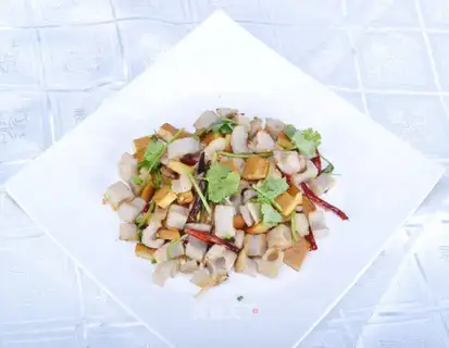Chili fragrant dried lotus root diced