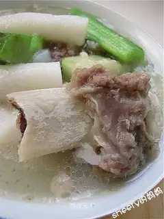 Cooking rice cake with loofah beef bone soup