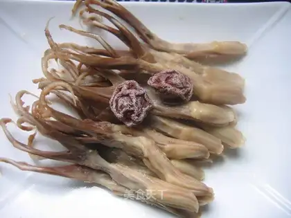 Stewed duck tongue