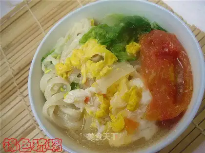 Tomato, green vegetables and egg noodles