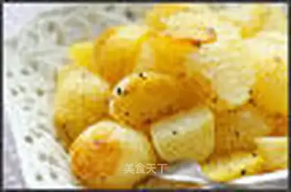 Roasted potato with black pepper and olive oil