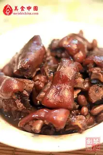 Stewed pork knuckles with peanuts