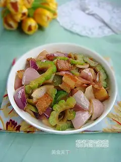 stir-fried pork belly with balsam pear and onion