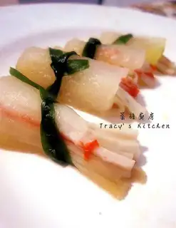 Crystal crab fillet and golden needle roll