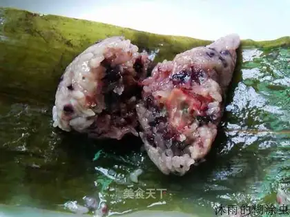 Black and white glutinous rice dumplings with fresh meat