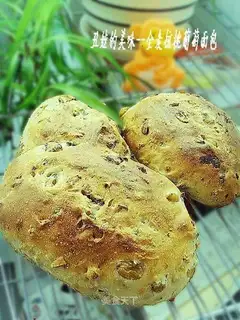Whole-wheat walnut grape bread