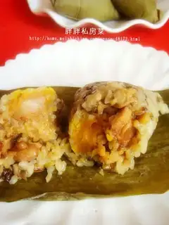 Egg yolk mushroom meat dumplings