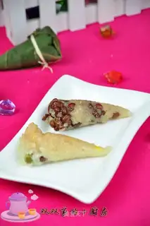 Cone-shaped honey red bean rice dumplings