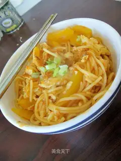 Fried ramen with eggs
