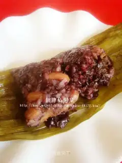 Black glutinous rice and peanut rice dumplings