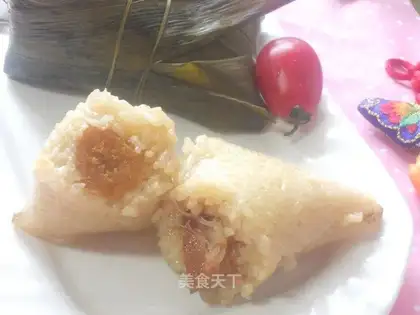 Egg yolk pork dumplings