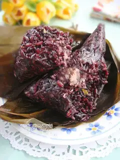 Black glutinous rice dumplings