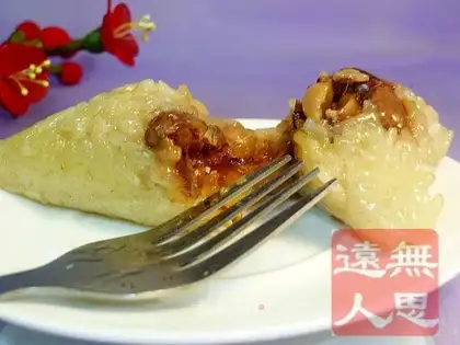 Sweet dates and peanut rice dumplings