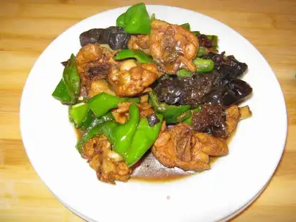 Green pepper and fungus chicken