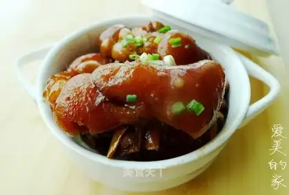 Stewed pork knuckle with peanuts