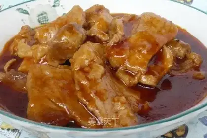 Sliced pork with tomato sauce