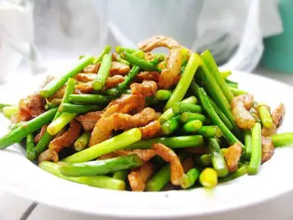 Shredded pork with garlic moss