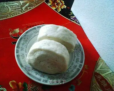 Knife cutting steamed buns