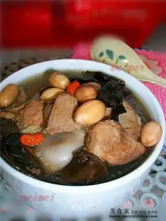 Fungus and peanut pork bone soup