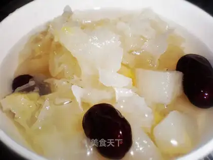 Red dates, white fungus and pear soup