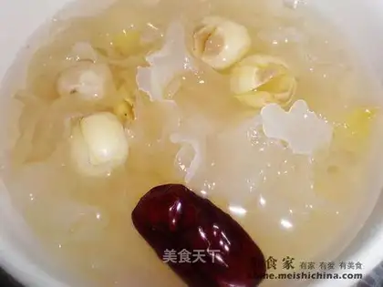 Tremella lotus seeds and red dates soup